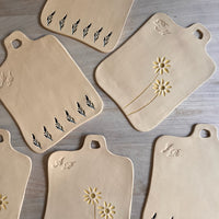 BANDEJA FLORES CON INICIALES