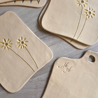 BANDEJA FLORES CON INICIALES