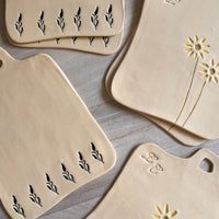 BANDEJA FLORES CON INICIALES