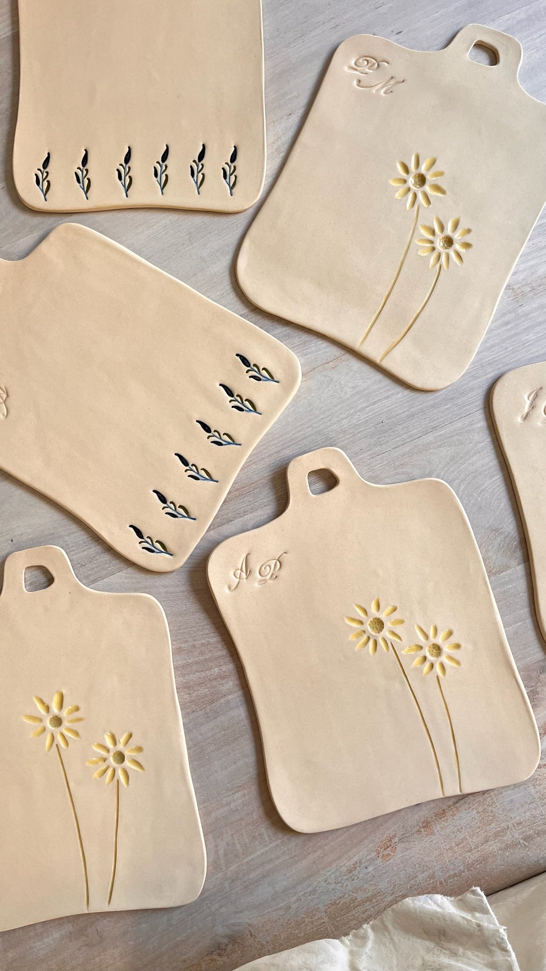 BANDEJA FLORES CON INICIALES