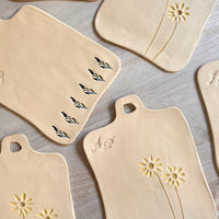 BANDEJA FLORES CON INICIALES