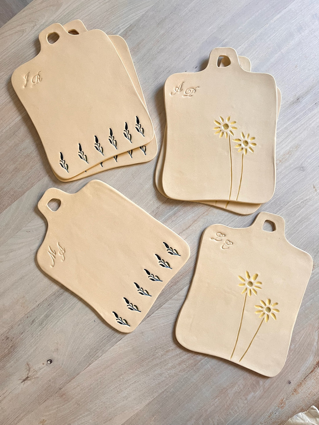 BANDEJA FLORES CON INICIALES