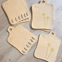 BANDEJA FLORES CON INICIALES