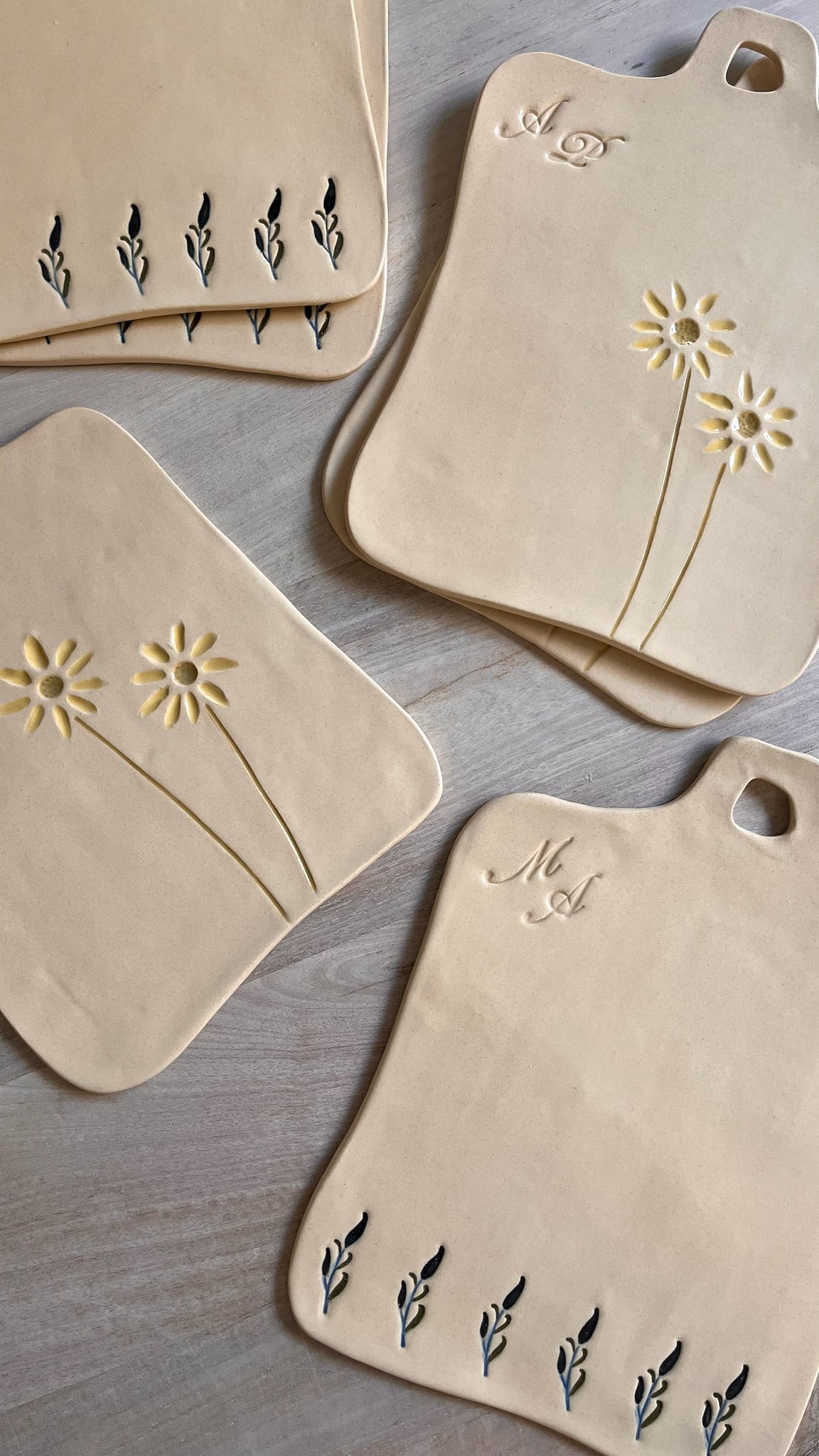 BANDEJA FLORES CON INICIALES