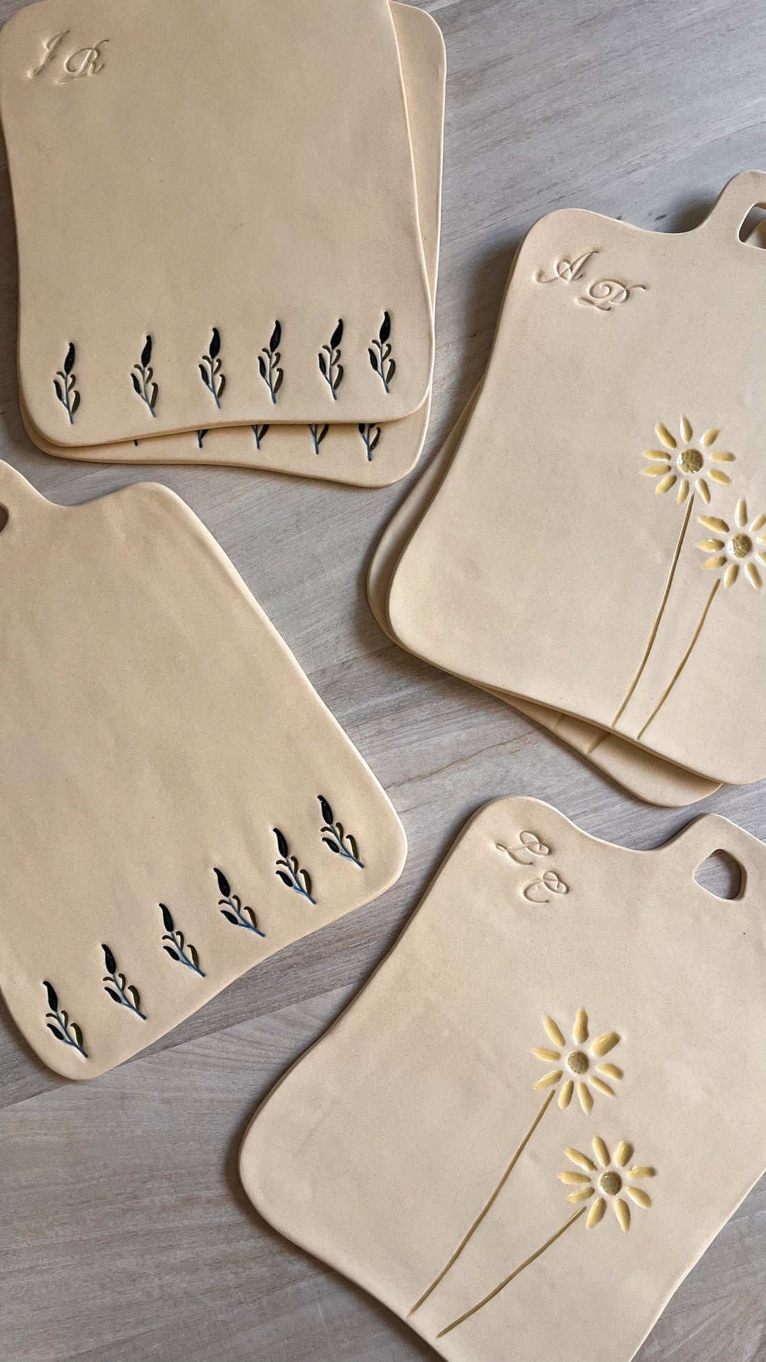 BANDEJA FLORES CON INICIALES